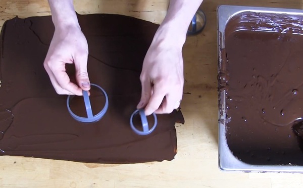 La technique de découpe sur les plaques chocolat