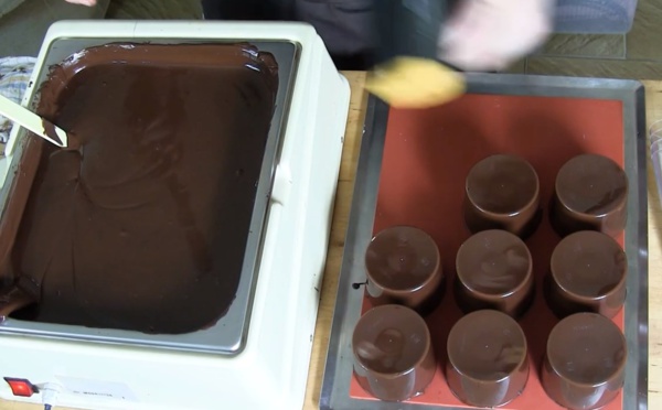 La méthode de la louche pour vos moulages chocolat