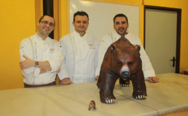 Un ours en chocolat de 32 kilos élaboré par l'école de Pastelería del Gremio de Barcelone