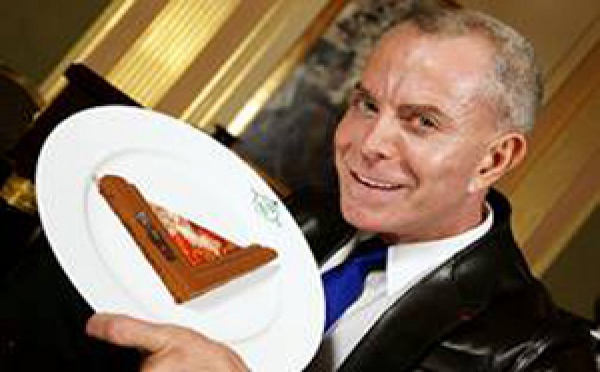 Jean-Claude JITROIS lance SARAH au Café de la Paix.