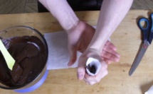 Décoration en chocolat: la méthode du cornet à pâtisserie