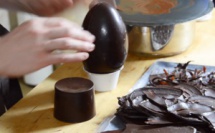 Comment monter un œuf en chocolat avec des décors flammes ?