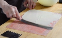 Technique rapide pour faire des boucles en chocolat blanc