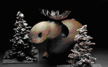 Pour ses vitrines de Noël, le chocolatier Patrick Roger revisite le sapin et crée des élans tout en chocolat !