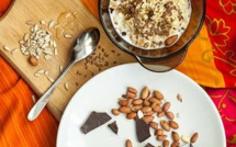 Avoine au chocolat végétalien et au beurre d'arachide pour la nuit: comme du pudding au petit-déjeuner
