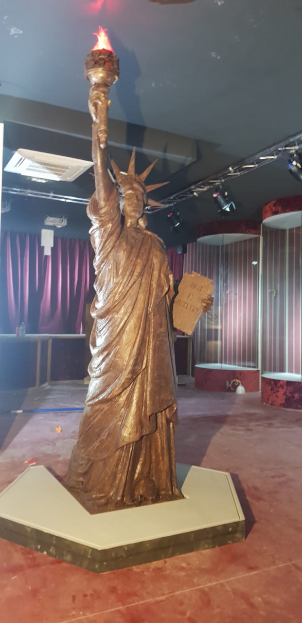 Présentation en entière de la Statue de la liberté en chocolat