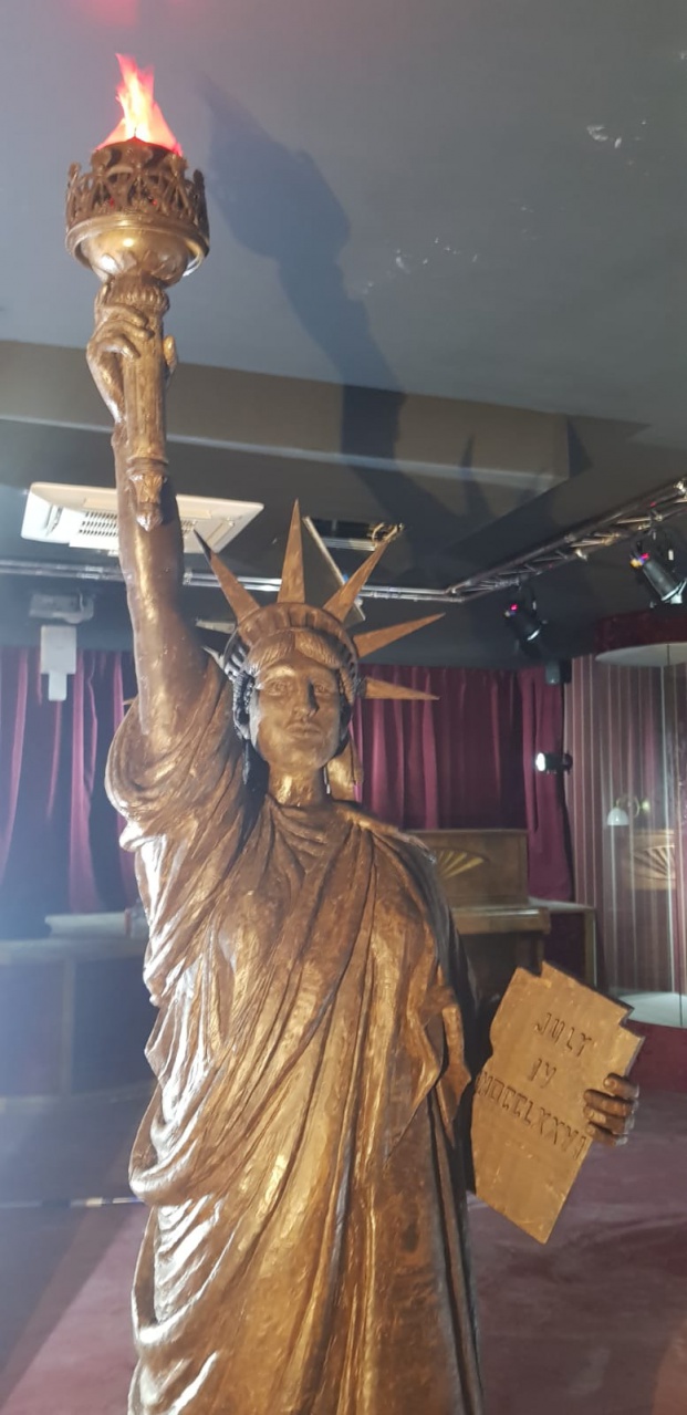 Installation du bijou Statue de la liberté en chocolat