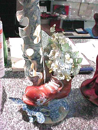 Structure en chocolat blanc et bleu avec sa chaussure et ses fleurs