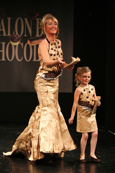 Katherine Cooley et la petite Chiara au Défilé du 13ème Salon du Chocolat 2007