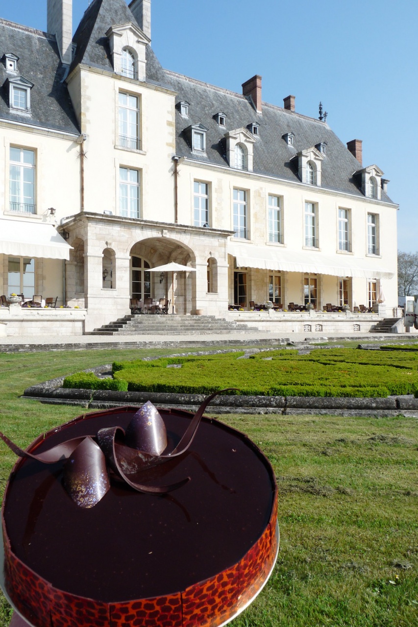 Gateau chocolat devant le Chateau©Château d'Augerville